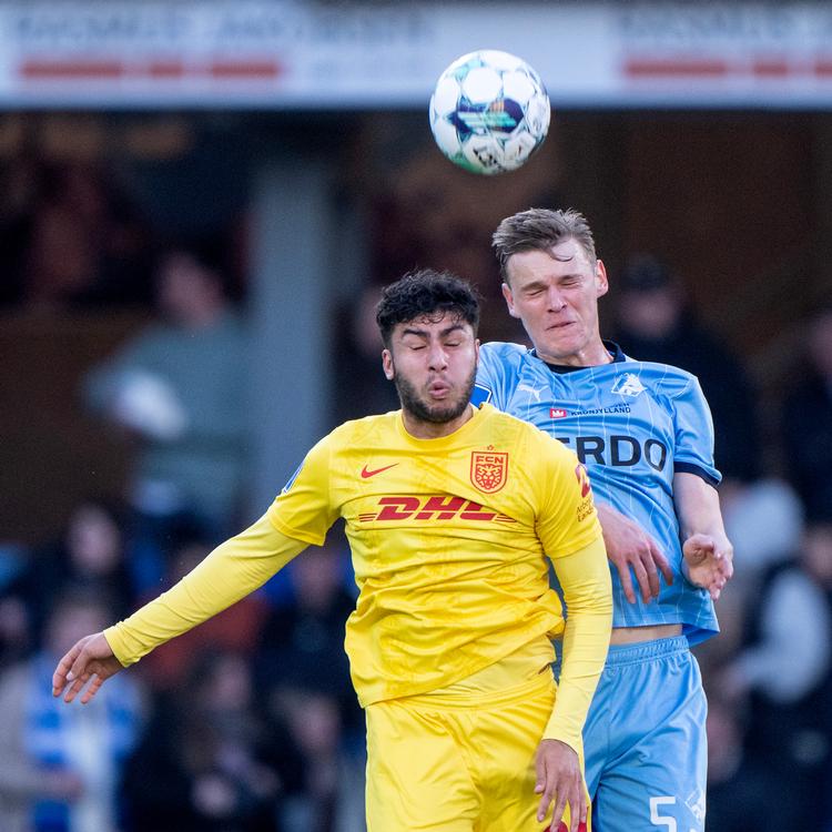 FCNs Wahid Faghir i luften med Randers FCs Hugo Andersson. Foto: Bo Amstrup/Ritzau Scanpix