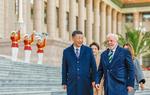 Under sit besøg hos Xi Jinping (tv.) i Kina i weekenden kom Brasiliens præsident, Luiz Inacio Lula da Silva, med en kommentar, der nu får USA til at beskrive ham som en russisk papegøje: »USA er nødt til at stoppe med at opmuntre til krig og begynde at tale om fred«. Foto: Brazil Presidency/Ritzau Scanpix