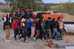 Sørgende bærende kisten med 35-årige Nizar Issaoui, der fredag blev begravet i Kairouan-regionen i Tunesien, efter at han satte ild til sig selv. Foto: Kabil Bousena/Ritzau Scanpix