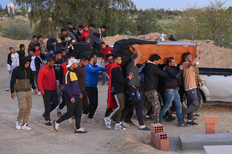 Sørgende bærende kisten med 35-årige Nizar Issaoui, der fredag blev begravet i Kairouan-regionen i Tunesien, efter at han satte ild til sig selv. Foto: Kabil Bousena/Ritzau Scanpix