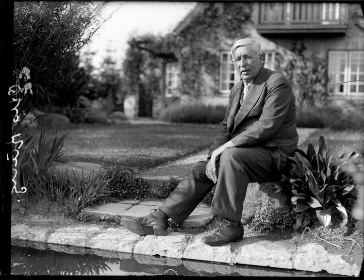 Forfatteren og juristen Otto Rung skrev retssalsdramaet om Helga Norland, der gav Statsradiofonien sin første virkelig store succes i hørespilsgenren. Her er han fotograferet cirka 1930.   Foto: Tage Christensen