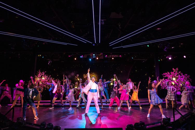 Chanhassen har gennemprøvede musicals på programmet – men forsøger også at få fat i det yngre publikum med mere moderne forestillinger som 'The Prom'.  Foto: Chanhassen Dinner Theatre