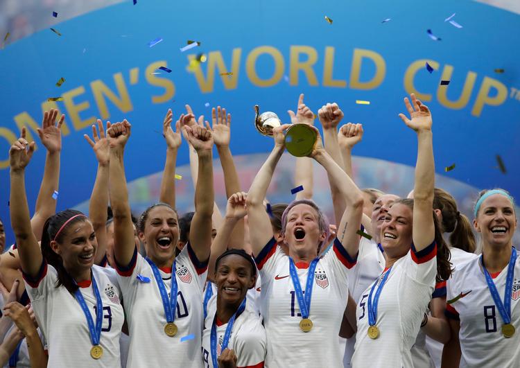   USA vandt verdensmesterskabet i 2019, og de amerikanske seere kan følge Megan Rapinoe og kompagnis titelforsvar på Fox og Telemundo Foto: Alessandra Tarantino/Ritzau Scanpix