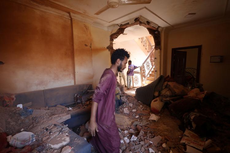 En mand besigtiger skaderne på et hus i Khartoum efter sammenstødene mellem Sudans regeringshær og gruppen RSF. Nu har de stridende parter indgået en våbenhvile på 24 timer fra tirsdag aften. Foto: Stringer/Ritzau Scanpix