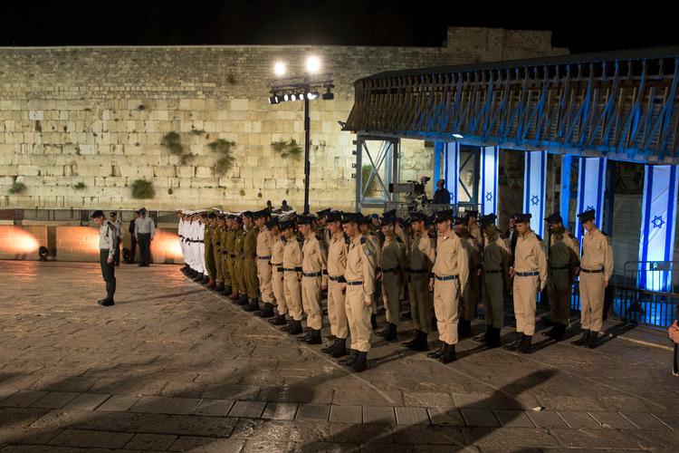 Et minuts stilhed foran grædemuren i Jerusalems gamle by 30. april, som er 'memorial day', mindedagen for Israels faldne soldater.  Arkivfoto Sebastian Scheiner