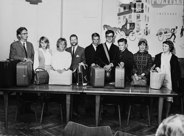 Vinderne af Politikens konkurrence 'Ung i dag' blev i 1964 belønnet med en tur til Rhodos. Her ses ni af de ti vindere på vej til sydens sol.  Foto: Lars Hansen