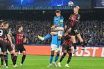 Simon Kjær og Napolis forsvarer Giovanni Di Lorenzo kæmper om bolden. Kjærs hold trak det længste strå i kampen og er klar til semifinalen i Champions League.   Foto: Alberto Pizzoli/Ritzau Scanpix