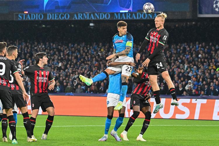 Simon Kjær og Napolis forsvarer Giovanni Di Lorenzo kæmper om bolden. Kjærs hold trak det længste strå i kampen og er klar til semifinalen i Champions League.   Foto: Alberto Pizzoli/Ritzau Scanpix