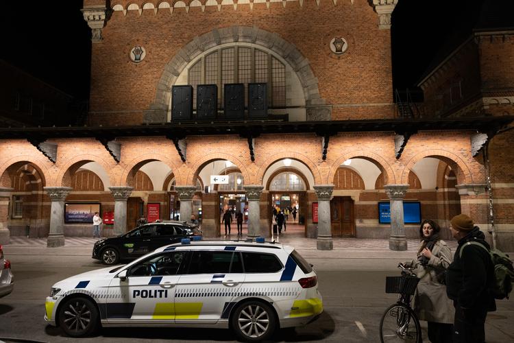 Politiet var blandt andet til stede ved hovedbanegården i København.  Foto: Thomas Borberg
