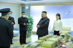 Kim Jung-un besøgte sammen med sin datter det nationale agentur for rumudvikling tirsdag, hvor han ifølge Nordkoreas statslige nyhedsbureau indtrængende opfordrede til at opsende spionsatellit som planlagt. Foto: Str/Ritzau Scanpix