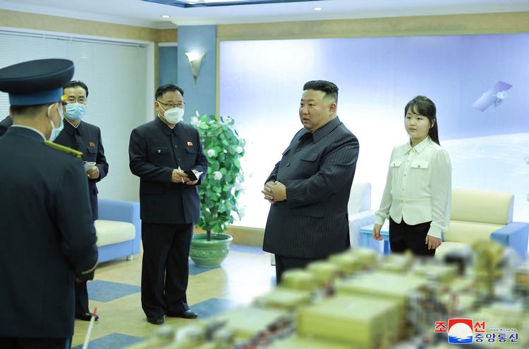Kim Jung-un besøgte sammen med sin datter det nationale agentur for rumudvikling tirsdag, hvor han ifølge Nordkoreas statslige nyhedsbureau indtrængende opfordrede til at opsende spionsatellit som planlagt. Foto: Str/Ritzau Scanpix