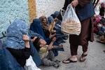 Afghanske kvinder sidder i kø for at få udleveret gratis brød i Kabul. Siden Taleban overtog magten i 2021, er antallet af fattige i landet fordoblet, vurderer FN. Foto: Wakil Kohsar/Ritzau Scanpix