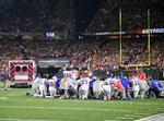Spillere fra både Buffalo Bills og Cincinnati Bengals faldt på knæ i bøn, mens lægerne kæmpede for at genoplive Damar Hamlin, der efterfølgende blev kørt på hospitalet i ambulance. Ni dage senere blev han udskrevet efter at have været i kritisk tilstand og indlagt på intensivafdelingen. Foto: Joseph Maiorana/Ritzau Scanpix