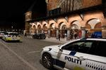 Politiet var blandt andet til stede ved hovedbanegården i København tirsdag aften. efter at der indløb flere anmeldelser om en mistænkelig person. Foto: Thomas Borberg