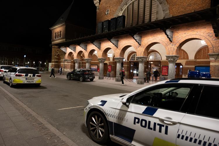 Politiet var blandt andet til stede ved hovedbanegården i København tirsdag aften. efter at der indløb flere anmeldelser om en mistænkelig person. Foto: Thomas Borberg