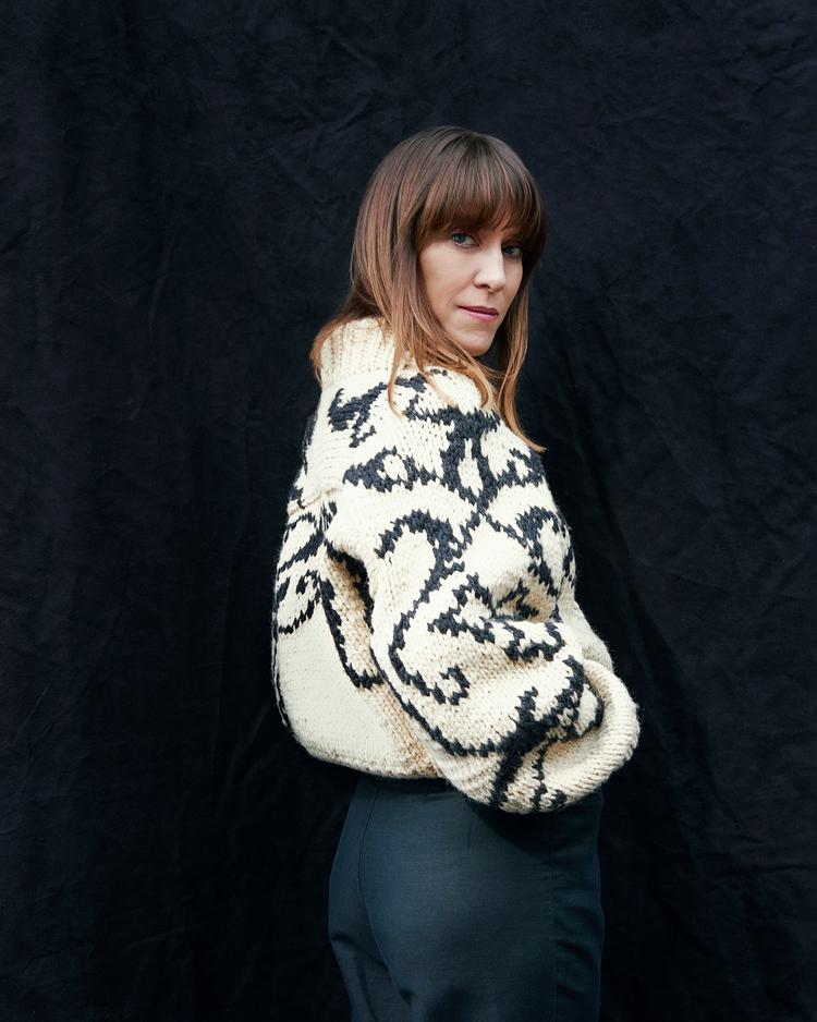 Seks år efter sit seneste album er candadiske Feist tilbage med et generøst album, der finder sin helt egen ro i en verden af larm. Foto: Mary Rozzi