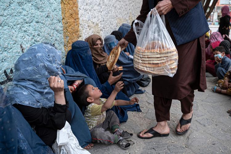 Mindst 34 millioner afghanere – 90 procent af befolkningen – lever under fattigdomsgrænsen. Her uddeles brød til kvinder under ramadanen.   Foto: Wakil Kohsar/Ritzau Scanpix