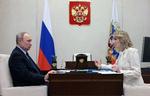 Den russiske præsident, Vladimir Putin, og Ruslands kommissær for børns rettigheder, Marija Aleksejevna Lvova-Belova, er af Den Internationale Straffedomstol ICC blevet anklaget for have begået krigsforbrydelser ved at bortføre ukrainske børn fra de besatte områder.   Foto: Sputnik/Ritzau Scanpix
