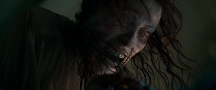 Der er splat, blod og døde kroppe, der vækkes til live, i 'Evil Dead Rise'. 