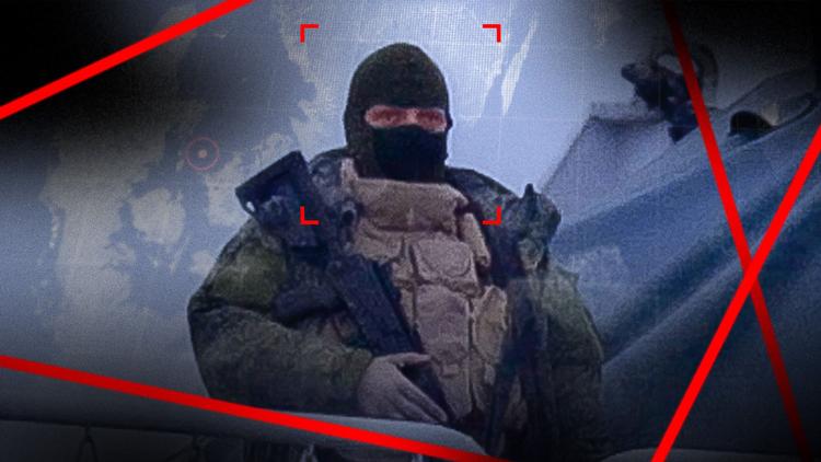 En bevæbnet mand træder frem på dækket på et russisk spøgelsesskib, da et hold fra DR nærmer sig skibet. Foto: © Morten Krüger/grafik: Phoebus Moreleón)