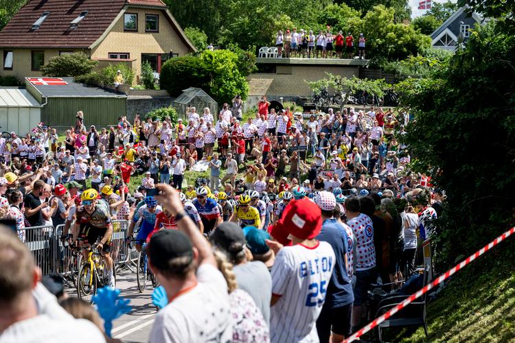 Der var tæt pakket af tilskuere langs ruten, da Danmark sidste år var vært for tre etaper af Tour de France. Det har ansporet dansk cykelsport til at gå efter at få et World Tour-løb til København. Foto: Anthon Unger