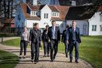 Statsminister Mette Frederiksen (S), klima-, energi- og forsyningsminister Lars Aagaard (M) og fungerende forsvarsminister Troels Lund Poulsen (V) på vej til doorstep pressemøde på Marienborg tidligere onsdag. Foto: Mads Claus Rasmussen/Ritzau Scanpix