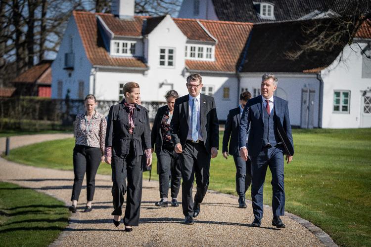 Statsminister Mette Frederiksen (S), klima-, energi- og forsyningsminister Lars Aagaard (M) og fungerende forsvarsminister Troels Lund Poulsen (V) på vej til doorstep pressemøde på Marienborg tidligere onsdag. Foto: Mads Claus Rasmussen/Ritzau Scanpix