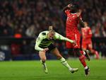 Frisparket på Erling Haaland fik alligevel ingen konsekvens for Dayot Upamecano, der slap for en udvisning, fordi nordmanden havde været offside. Foto: Leonhard Simon/Ritzau Scanpix