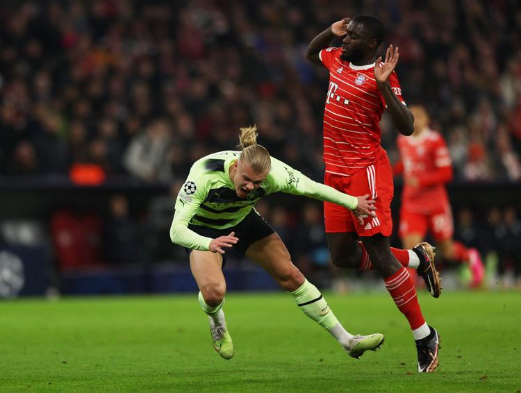 Frisparket på Erling Haaland fik alligevel ingen konsekvens for Dayot Upamecano, der slap for en udvisning, fordi nordmanden havde været offside. Foto: Leonhard Simon/Ritzau Scanpix