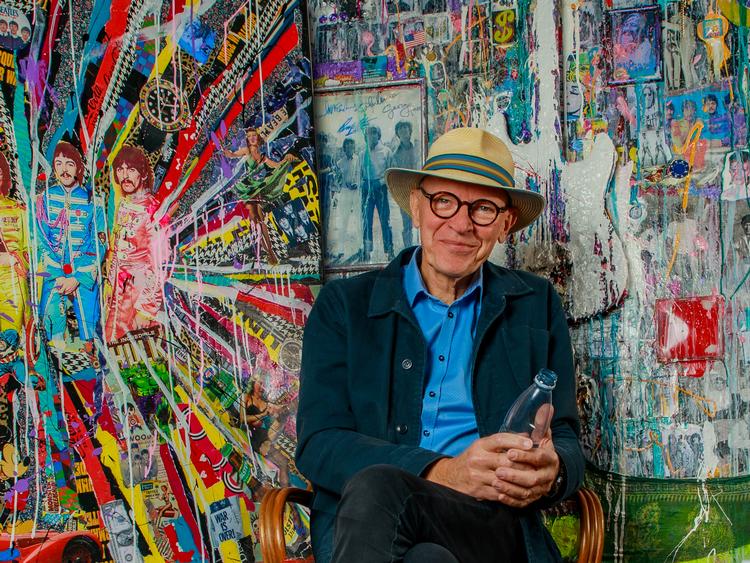 Jerry Ritz har samarbejdet med mange af de største i rockbranchen. Blandt andet Paul McCartney, der anes i baggrunden i selskab med kumpaner.  Foto: Peter Leschly