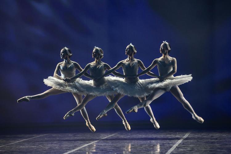 Balletforestillingen 'Svanesøen' er en af de mange balletter, danserne har skullet lære det seneste år, hvor trivselsundersøgelsen viser, at programmet har været så stramt, at danserne har været hårdt ramt af skader, sygdom og stress. Foto: Costin Radu