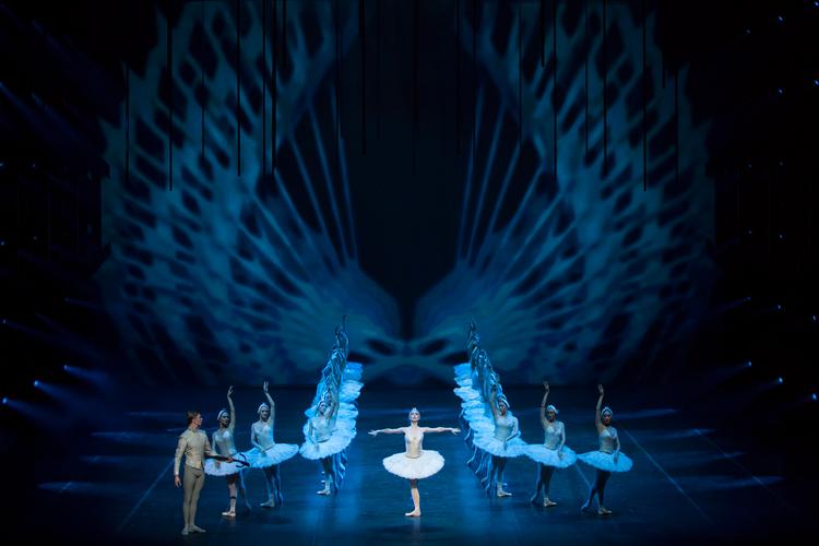 Balletforestillingen 'Svanesøen' er en af de mange balletter, danserne har skullet danse det seneste år, hvor en trivselsundersøgelsen viser, at danserne er ramt af skader, sygdom og stress. 