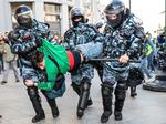 Der slås hårdt ned på demonstrationer i Rusland. Her ses betjente pågribe en aktivist, der var utilfreds med, at politiske kandidater ikke fik lov at stille op til lokalvalg i Moskva. Arkivfoto. Foto: Evgeny Feldman/Ritzau Scanpix
