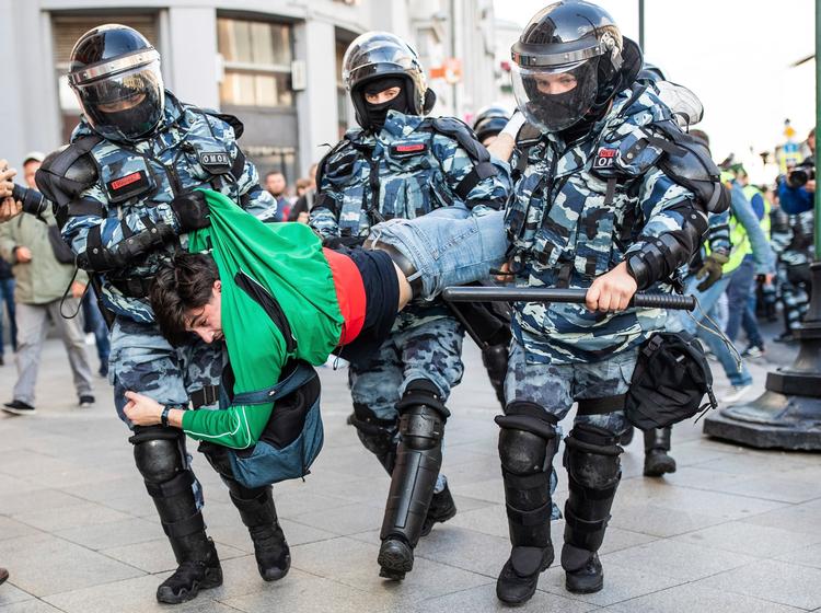 Der slås hårdt ned på demonstrationer i Rusland. Her ses betjente pågribe en aktivist, der var utilfreds med, at politiske kandidater ikke fik lov at stille op til lokalvalg i Moskva. Arkivfoto. Foto: Evgeny Feldman/Ritzau Scanpix