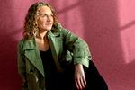 Kamilla Hega Holst tager ofte udgangspunkt i virkelige hændelser, når hun begynder at skrive. Men når  først hun er i gang, lader hun sig gerne afspore for at tage læserne med ud på gyngende grund. Foto: Claudia Dons