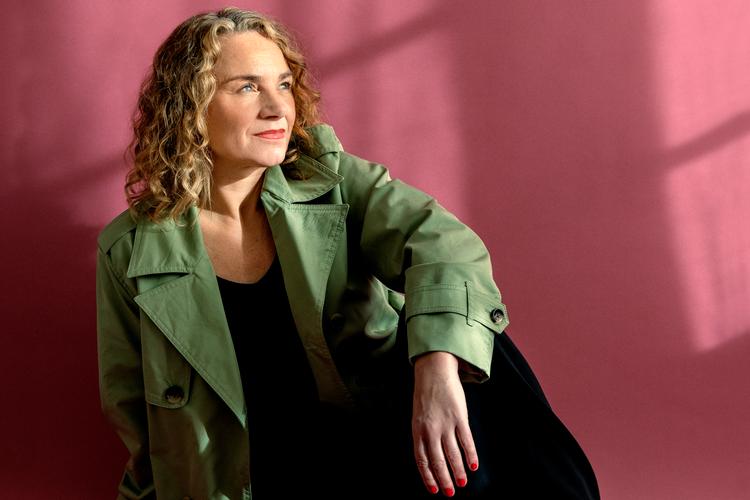 Kamilla Hega Holst tager ofte udgangspunkt i virkelige hændelser, når hun begynder at skrive. Men når  først hun er i gang, lader hun sig gerne afspore for at tage læserne med ud på gyngende grund. Foto: Claudia Dons