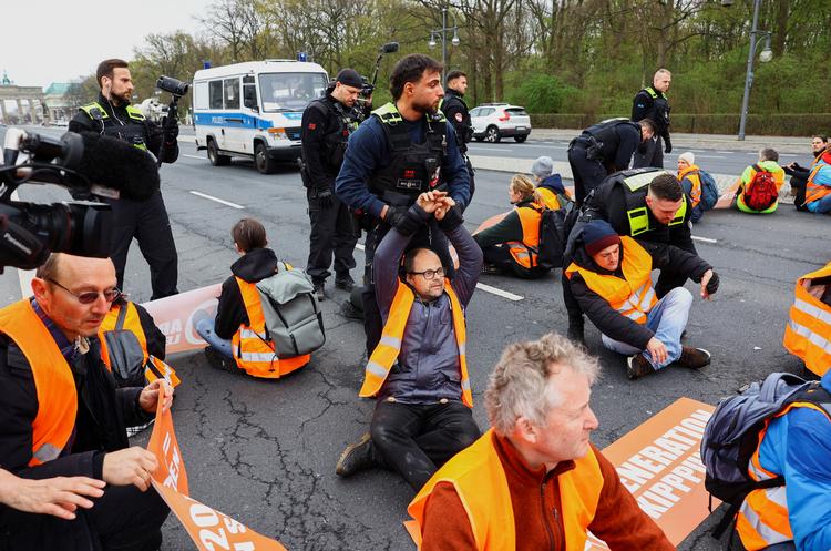 Politiet fjerner aktivister fra 'Sidste Generation' som har blokeret vejen foran Brandenburger Tor Foto: Christian Mang/Ritzau Scanpix