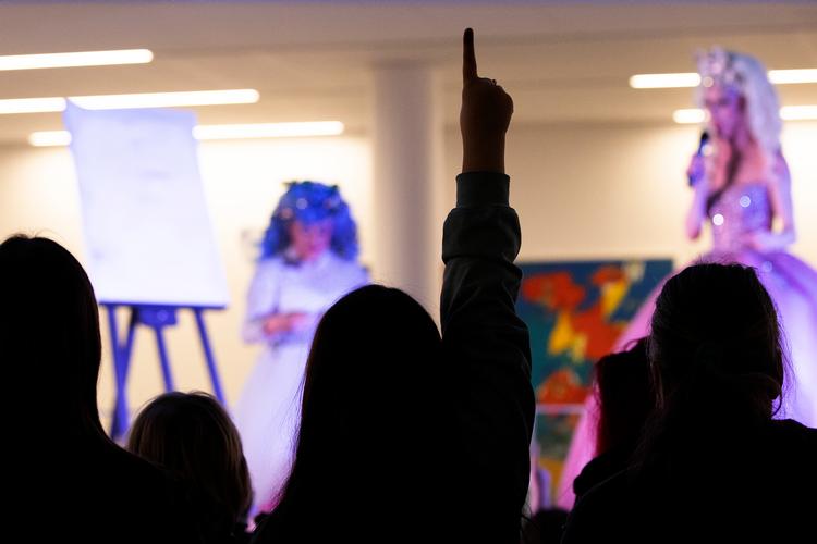 Også i Danmark vækker litteratur med LBGTQ-temaer protester. 17. marts var der demonstration på Frederiksberg, da dragqueens læste op for børn. Foto: Finn Frandsen