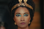 Den sorte, britiske skuespiller Adele James spiller Kleopatra i ny Netflix-serie. Det har igen åbnet diskussionen om, hvorvidt den sagnomspundne dronning var lys eller mørk. Framegrab Netflix