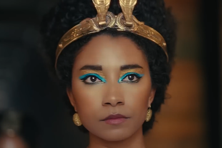 Den sorte, britiske skuespiller Adele James spiller Kleopatra i ny Netflix-serie. Det har igen åbnet diskussionen om, hvorvidt den sagnomspundne dronning var lys eller mørk. Framegrab Netflix