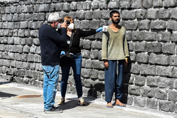 Migranter, som er ankommet til havnebyen Catania på Sicilien, bliver registreret af myndighederne. Regeringen har erklæret et halvt års nødretstilstand på grund af et stort antal migranter.    Foto: Salvatore Cavalli/Ritzau Scanpix