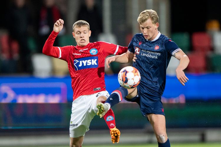 Silkeborgs Sebastian Jørgensen i kamp med AaBs Malthe Højholt under superligakampen mellem Silkeborg IF og AaB. Foto: Bo Amstrup/Ritzau Scanpix