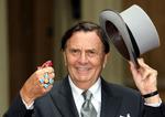 Barry Humphries fotograferet i 2007, efter at han havde været på Buckingham Palace og modtaget ordnen 'Most Excellent Order of the British Empire' af dronning Elizabeth. Foto: Steve Parsons/Ritzau Scanpix