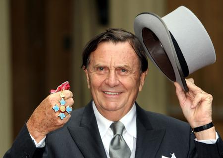 Barry Humphries fotograferet i 2007, efter at han havde været på Buckingham Palace og modtaget ordnen 'Most Excellent Order of the British Empire' af dronning Elizabeth. Foto: Steve Parsons/Ritzau Scanpix