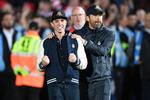 Klubejerne Ryan Reynolds (tv.) og Rob McElhenny måtte hele følelsesregistret igennem, inden de to Hollywood-stjerners klub Wrexham lørdag sikrede sig oprykning til Englands fjerdebedste fodboldrække med en 3-1-sejr over Boreham Wood, der kom foran allerede i første minut. Foto: Oli Scarff/Ritzau Scanpix