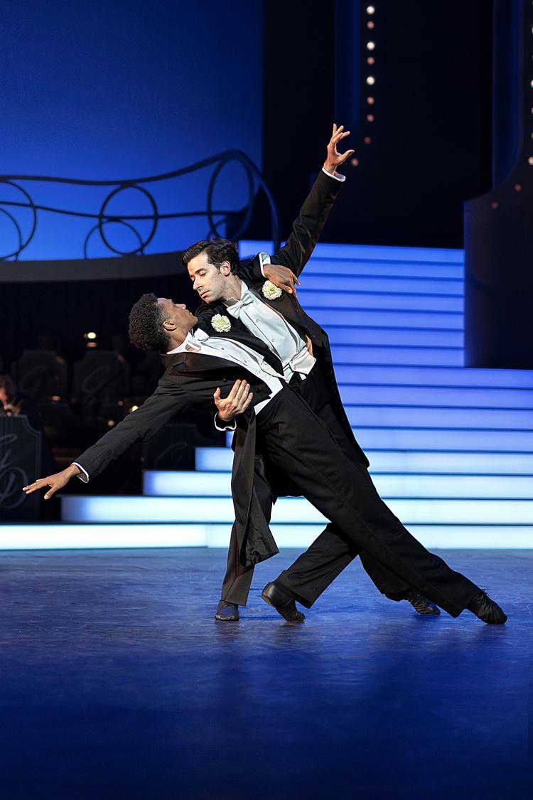 Det store nostalgitrip får et spark nutid, nå'r d'herrer Sebastian Pico Haynes og Guilherme de Menezes  får chancen for at danse 'Cheek to to Cheek'.  Foto: Foto: Camilla Winther