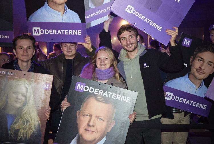Ellen Emilie, leder af Moderaternes ungdomsparti (midtfor) kræver, at Jon Stephensen ekskluderes fra partiet, da hun mener, at han har forbrudt sig mod både Moderaternes ’code of conduct’ og ungdomspartiets adfærdskodeks Foto: Unge Moderater