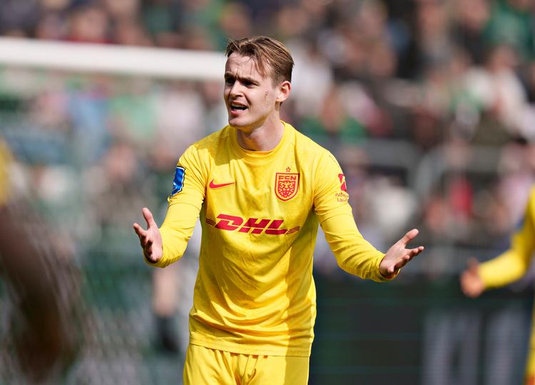 Midtbaneprofilen Jacob Steen Christensen slår ud med armene på FC Nordsjællands vej mod endnu et nederlag på udebane. Søndag tabte den ambitiøse klub med 1-0 til Viborg. Foto: Henning Bagger/Ritzau Scanpix