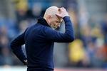 Brøndby-cheftræner Jesper Sørensen havde en lang dag på kontoret søndag, da han så sit hold tabe 0-4 til Randers på hjemmebane. Foto: Jens Dresling