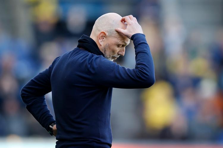 Brøndby-cheftræner Jesper Sørensen havde en lang dag på kontoret søndag, da han så sit hold tabe 0-4 til Randers på hjemmebane. Foto: Jens Dresling
